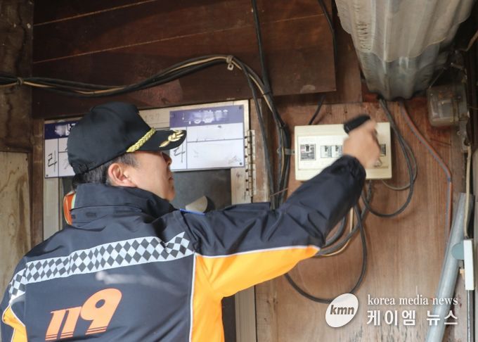 광명소방서, 소하동 판자촌 생활 속 화재 예방 위한 안전용품 설치·홍보