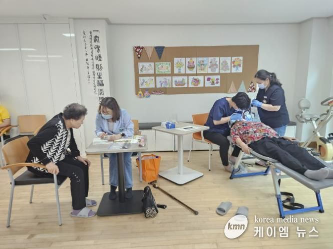 단원보건소에서 관내 경로당을 찾아 어르신 구강돌봄 예방진료를 하고 있다.