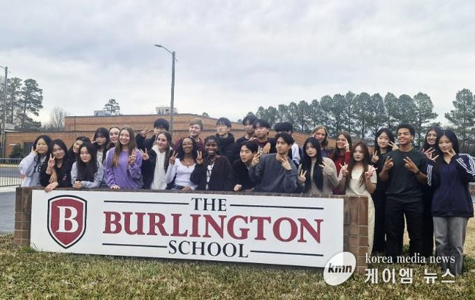과천시 청소년 미국 어학연수 프로그램 참여 학생들이 벌링턴 스쿨 학생들과 기념사진을 촬영했다