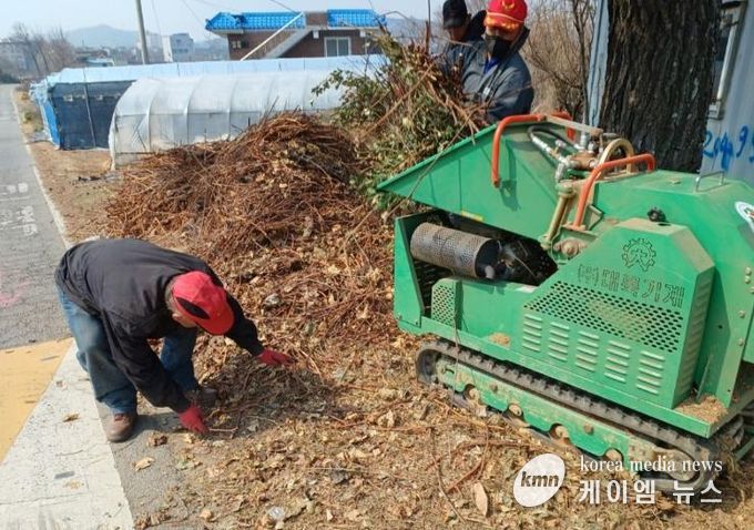 화성특례시 관계자가 영농부산물 파쇄작업을 하고 있다