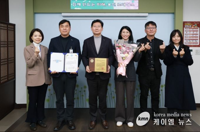 이상일 용인특례시장(왼쪽 세번째)이 28일 열린 '제2회 세계청년리더총연맹(WFPL) 8대 지자체 혁신평가'에서 특례시 부문 대상을 수상한 뒤 직원들과 기념촬영을 하고 있다