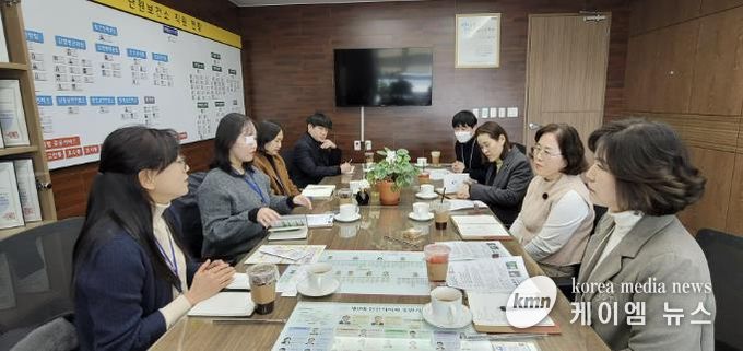 정영란 단원보건소장(오른쪽 첫번째)이 27일 단원보건소에서 안산의료복지사회적협동조합과 ‘새해 첫 업무 네트워크 구축 회의’를 진행하고 있다.