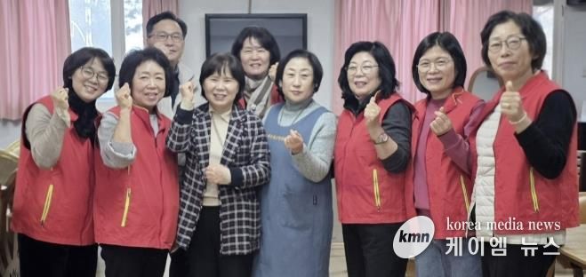 수원시 영통구 매탄1동 지역사회보장협의체, 매탄현대힐스테이트 경로당서 설 맞이 떡국 나눔