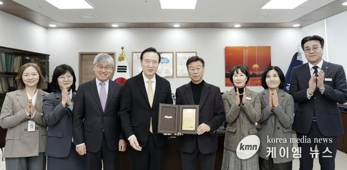 성남시는 경기도교육청이 주관한 ‘기초지자체 교육 협력 사업 평가’에서 우수 기관으로 선정돼 감사패를 받았다.