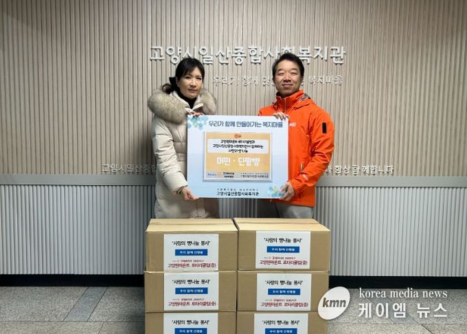 고양원마운트 로타리클럽-고양시일산종합사회복지관 ‘사랑의 빵 전달식’ 기념촬영_고양원마운트 로타리클럽 김희숙 회장(왼쪽), 고양시일산종합사회복지관 최찬영 관장(오른쪽)