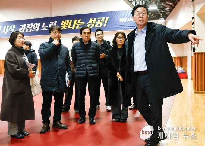 정명근 화성특례시장이 만세구청 개청 준비 현장을 점검하고 있다