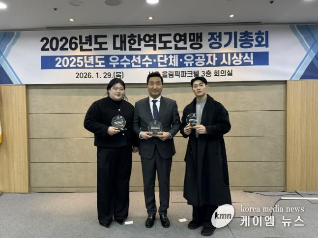 2025년도 우수선수·단체·유공자 시상식’수상 기념촬영_왼쪽부터 박혜정 선수, 최종근 감독, 박주현 선수