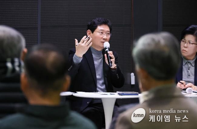 이상일 용인특례시장이 29일 용인미디어센터에서 기흥구 상하동과 구갈동 주민소통간담회를 열고 용인의 반도체 클러스터의 미래에 대한 의견을 제시했다.