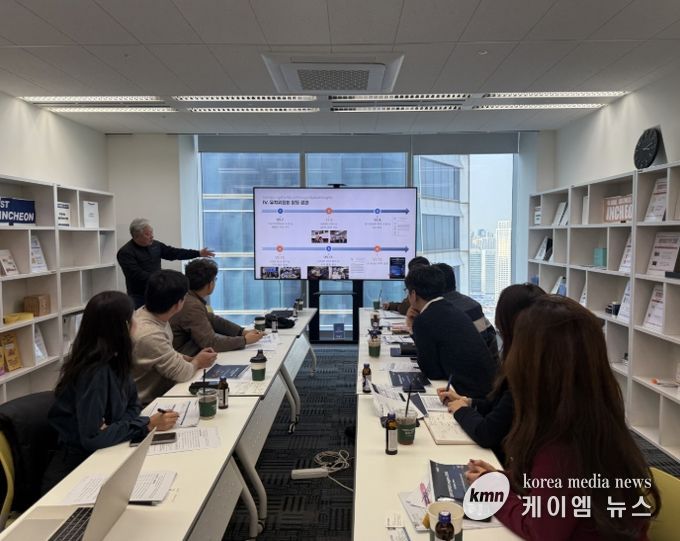 총회 유치조직위원장 박지상 책임연구원(한국전자통신연구원)이 인천시·공사·학회 관계자와 유치를 위한 회의를 진행하고 있다