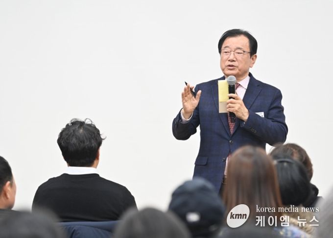 29일 오후 미사1동 행정복지센터에서 개최된 ‘2026 미사1동 주민과의 대화’에서 이현재 하남시장이 미사 지역을 중심으로 한 도시 경쟁력 강화 구상을 직접 설명하고 있다.