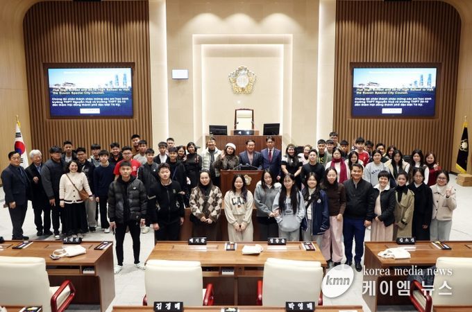 원특례시의회 본회의장에서 베트남 고등학생 의회 견학 단체 기념촬영