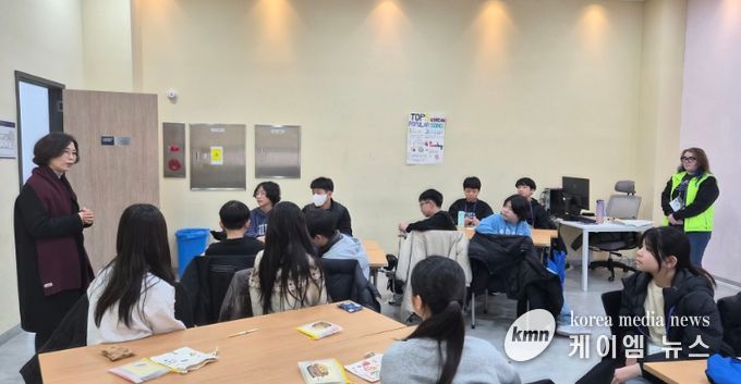 군포의왕교육지원청 정숙경 교육장이 양평캠퍼스를 방문해 글로컬 언어 캠프 활성화 방안을 논의하고 있다.