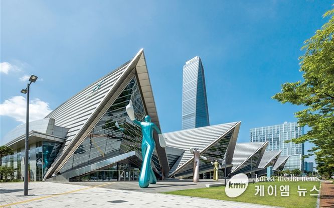 인천 송도국제도시 중심부에 자리한 송도컨벤시아 전경. 2025년에 SOM III를 포함 총 1,033건의 행사 개최, 방문객 106만 명으로 역대 최고 실적을 냈다.