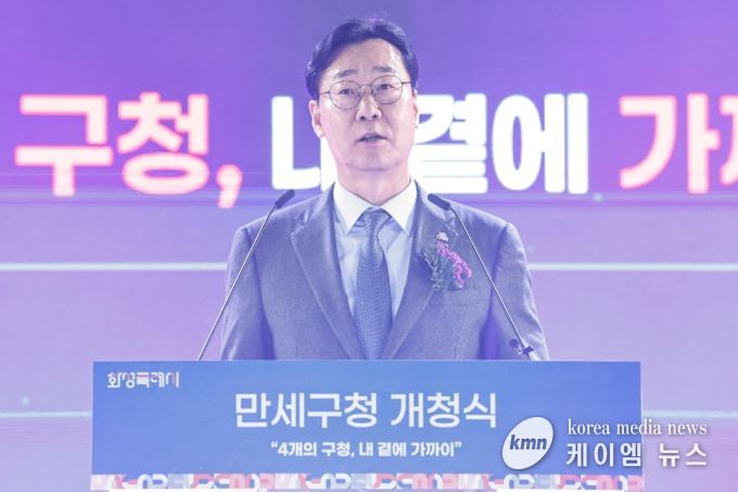 정명근 화성특례시장이 만세구청 개청식에서 기념사를 하고 있다.