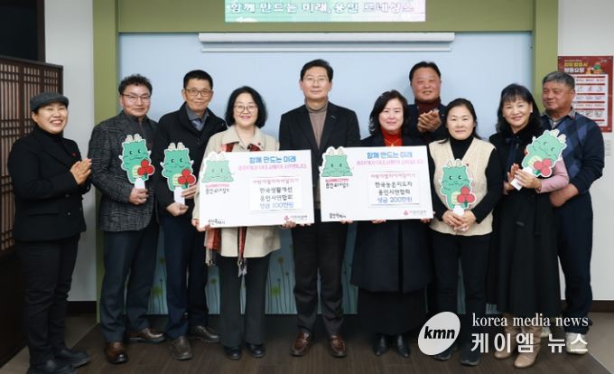 용인특례시 농업인단체인 농촌지도자회와 생활개선회는 이웃돕기 성금을 기탁했다