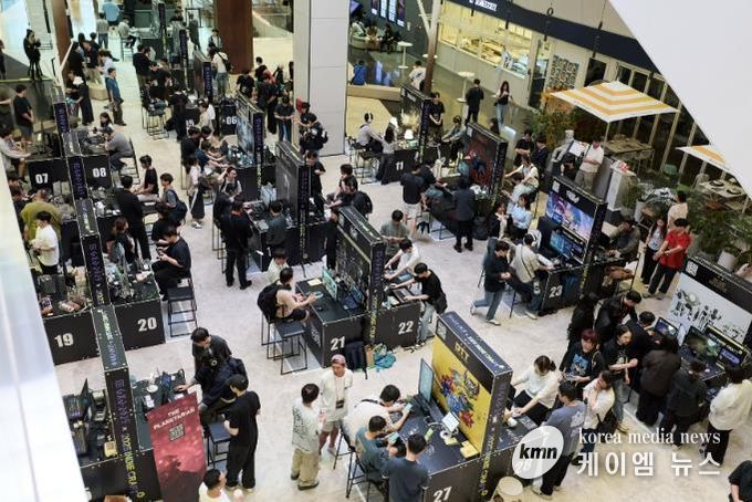 시민들이 성남시 대표 게임 축제인 '2025 GXG' 행사장에 설치된 게임부스를 체험하고 있다.(2025년 자료사진)