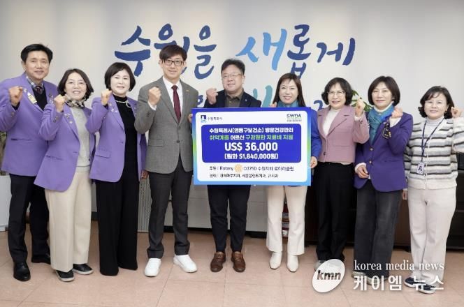 김현수 수원시 제1부시장(가운데)과 전달식 참석자들이 함께하고 있다.