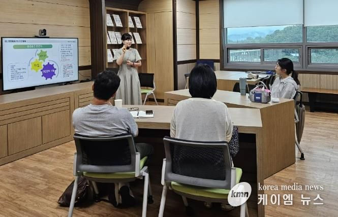 용인특례시는 용인시농업기술센터의 컨설팅 지원을 받은 용인곤충테마파크와 판앤트리 등 2개 농장이 농촌진흥청 '우수 치유농업시설 인증'을 획득했다고 밝혔다. 사진은 지난해 7월 진행한 컨설팅 모습