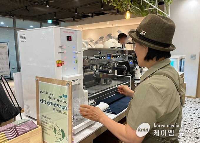 과천시 노인일자리사업으로 운영되는 은빛나루카페에서 일하는 어르신 모습