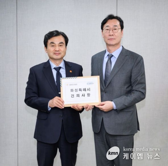 정명근 화성특례시장과 안규백 국방부장관이 건의문을 들고 사진촬영하고 있다