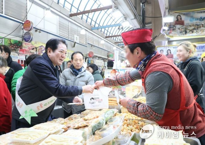 최대호 안양시장과 관계 공무원들이 11일 오후 중앙시장을 방문했다