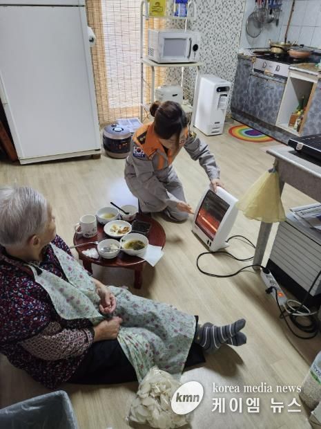 장안면 의용소방대원이 취약 가구를 방문해 안전 지원활동을 하고 있다