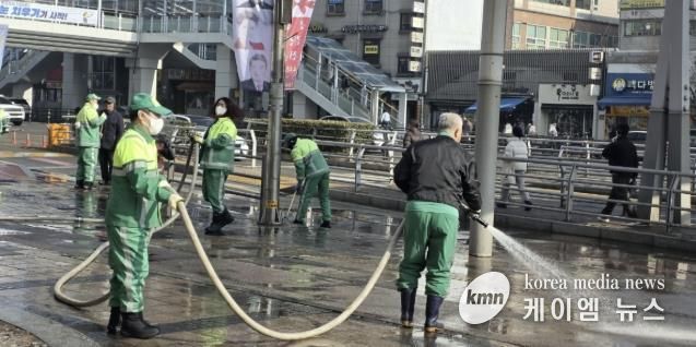 수원시 팔달구, 수원역 로데오거리 물청소로‘설 손님맞이’에 힘써