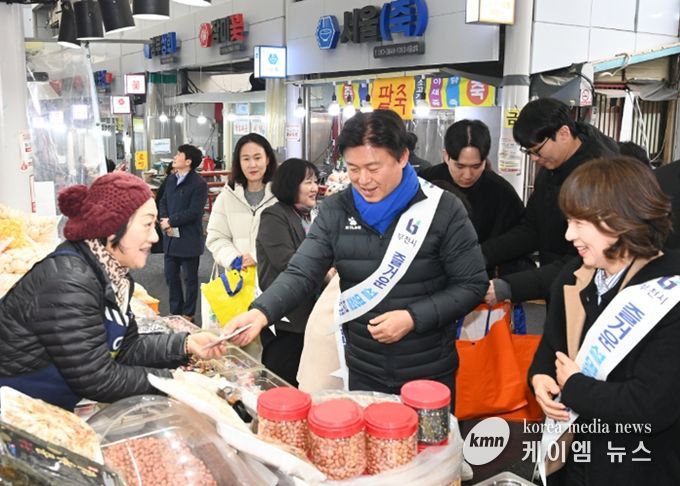 부천시는 설 명절을 맞아 관내 전통시장을 방문했다.