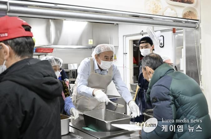 동두천시장, 노인복지관 찾아 배식 봉사 실천