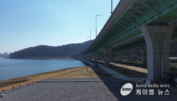 용인특례시가 기흥저수지 유휴공간을 활용해 수변공간으로 조성했다.