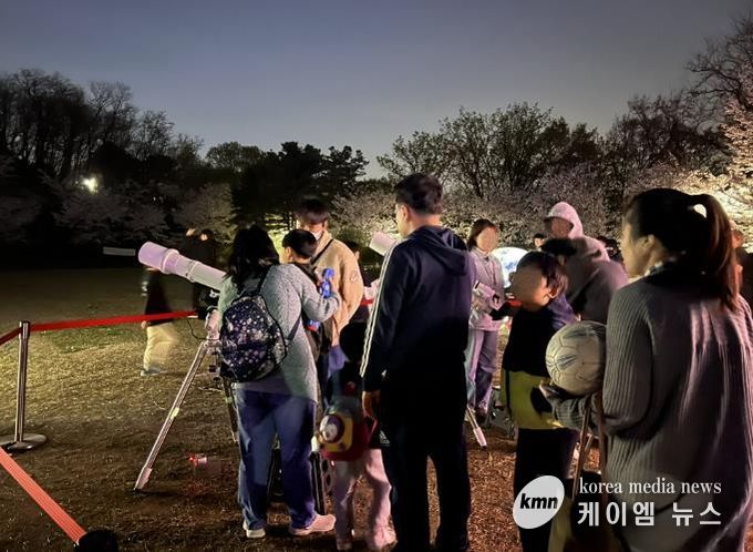시민들이 천문 관측을 하고 있다.