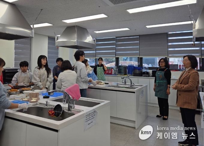 광명시 광명5동 청소년지도협의회(회장 김영란)는 지난 23일 광명5동 행정복지센터 공유부엌에서 청소년지도협의회 위원들과 관내 청소년 5명이 함께하는 ‘건강한 오란다 만들기’ 체험 행사를 개최했다.