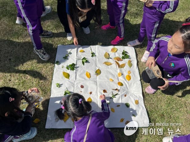 유아 단체 프로그램 〈풀잎따라 실학따라〉에 참여한 어린이들이 ‘정원을 사랑한 실학자, 정약용’을 주제로 다산정원에서 생태체험 활동을 하고 있다.