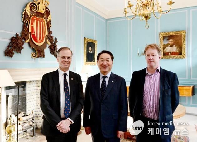 유정복 인천광역시장이 25일(현지시간) 영국 케임브리지대학교에서 폴 브리스토 케임브리지셔-피터버러 광역시장(오른쪽), 앤디 파커 케임브리지대 피터하우스 학장(왼쪽)과 협력방안을 논의한 뒤 기념촬영을 하고 있다