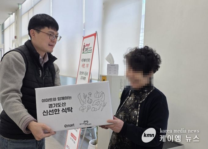 오산시기초푸드뱅크, 취약계층 100가구에 이마트 ‘신선한 식탁’ 꾸러미 전달