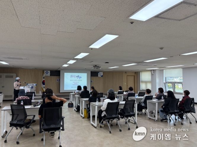 2025년에 실시된 무료 자전거 상설교육에서 참가자들이 자전거 안전법규 등 기초 이론을 배우고 있다