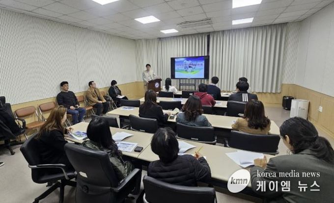 스마트도시 실무자들이 26일 도시정보센터 회의실에서 ‘AI 데이터 플랫폼’ 교육을 듣고 있다.