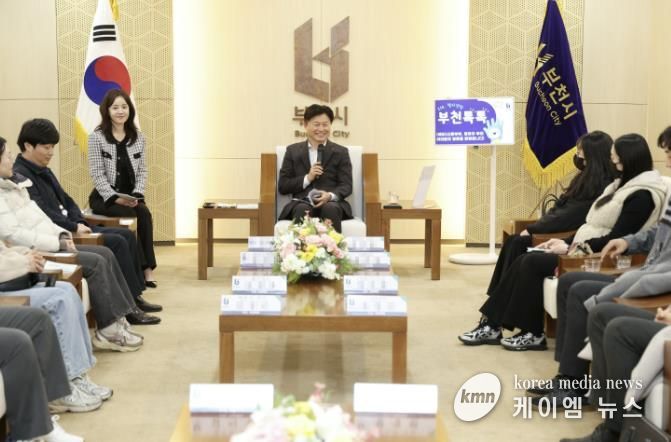 프로그램 참여자들이 소통의 시간을 보내고 있다.