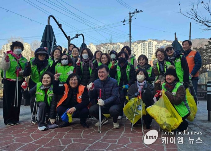 남양주시 호평동 지역봉사단, 봄맞이 호만천 환경정화 활동 실시