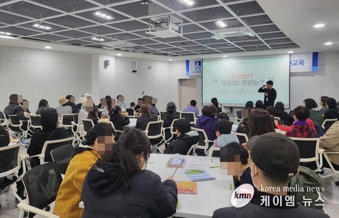 27일 일월수목원에서 공동생활가정 아동과 종사자 대상으로 인권교육 프로그램을 진행하는 모습.