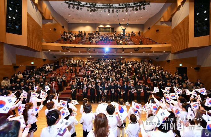 김포시가 1일 오전 김포아트홀에서 제107주년 3·1절 기념식을 개최했다.
