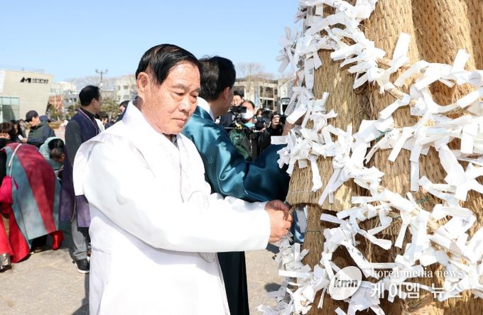 이재식 수원특례시의회 의장이 대보름 민속놀이 한마당에서 소원지를 달고 있다