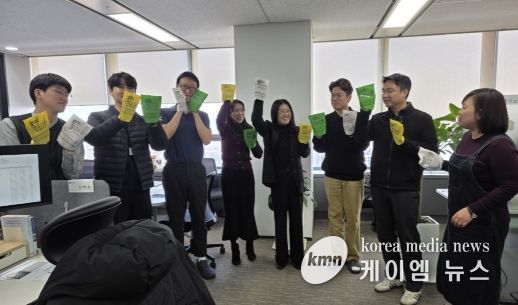 인천항만공사 항만정보화실 직원들의 청렴 메세지(“관행이라는 묵은 ‘때’를 박박 벗겨내야, 진정한 청렴의 ‘때’가 옵니다.”) 인증샷 촬영을 하고 있다. / 사진제공 = 인천항만공사