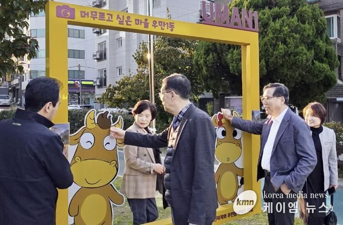 수원시 팔달구 우만1동 주민들이 우리동네 자치계획을 수립하기 위해 현장 조사를 진행하고 있다.