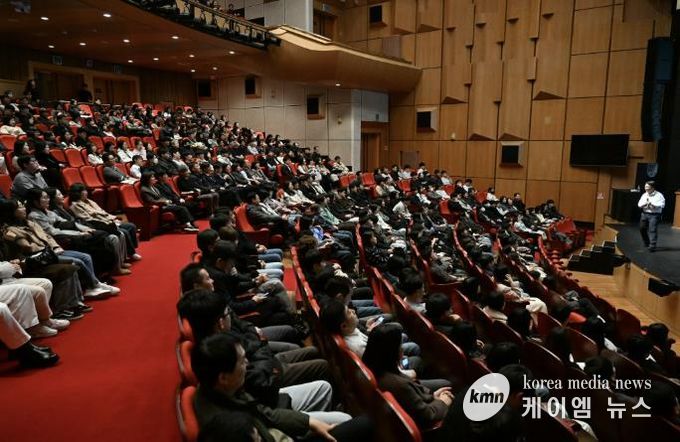 2월 26일 안산문화예술의전당에서 안산시 전 직원을 대상으로 공직자 청렴교육이 진행되고 있다