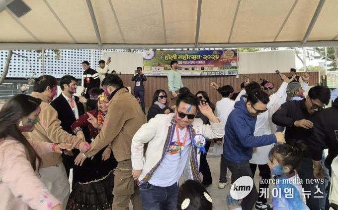 1일 외국인주민지원본부 야외무대에서 네팔 전통 명절 '홀리(Holi) 축제'가 진행중이다