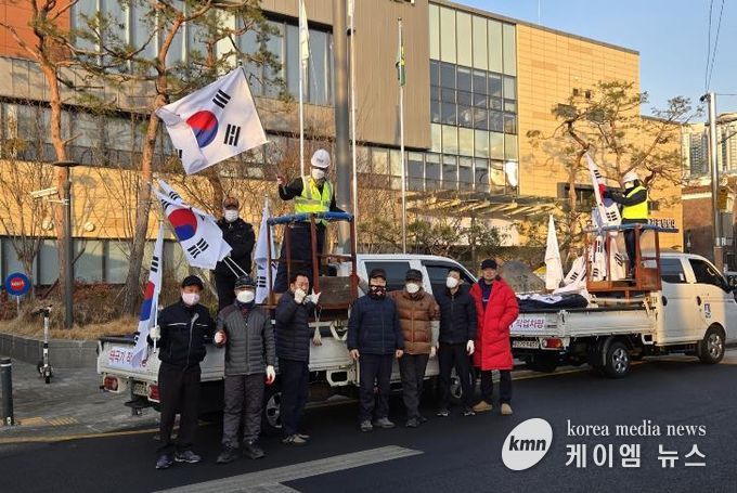 수원시 장안구 영화동 새마을지도자협의회, 3.1절 맞아 나라사랑 고취를 위한 태극기 물결 조성
