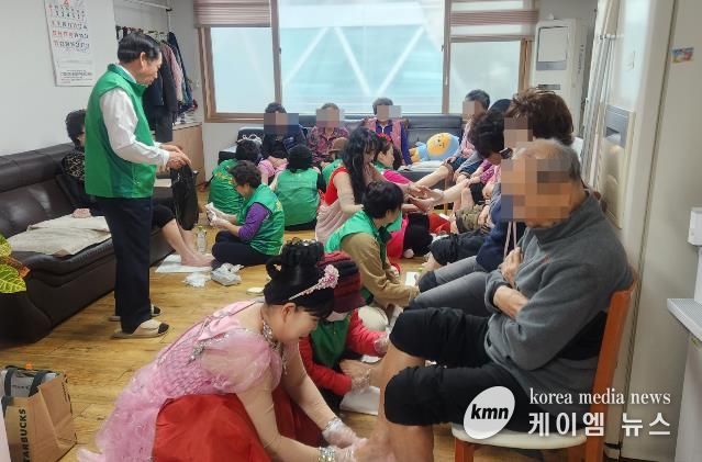 수원시 장안구 송죽동 새마을부녀회, 발마사지 봉사와 음악 공연 선사