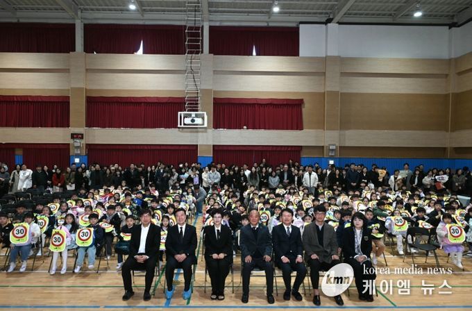 보성초등학교 입학식 교통사고 예방 안전물품 배부 모습