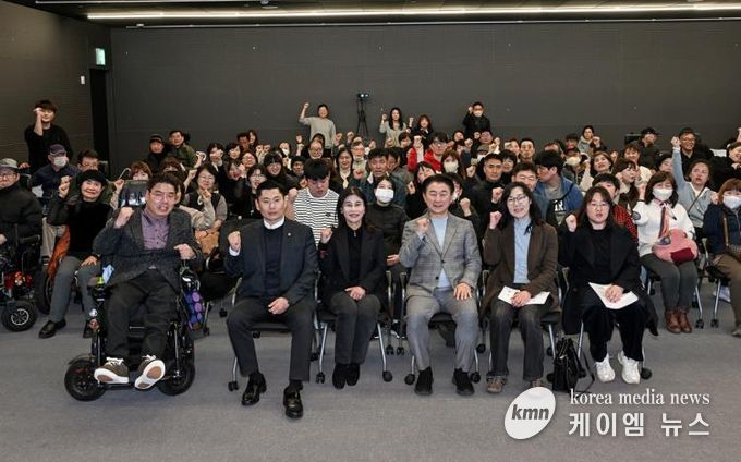 3월 5일 의정부장애인자립생활센터의 ‘2026년 제13회 정기총회’에서 참석자들이 기념촬영을 하고 있다.